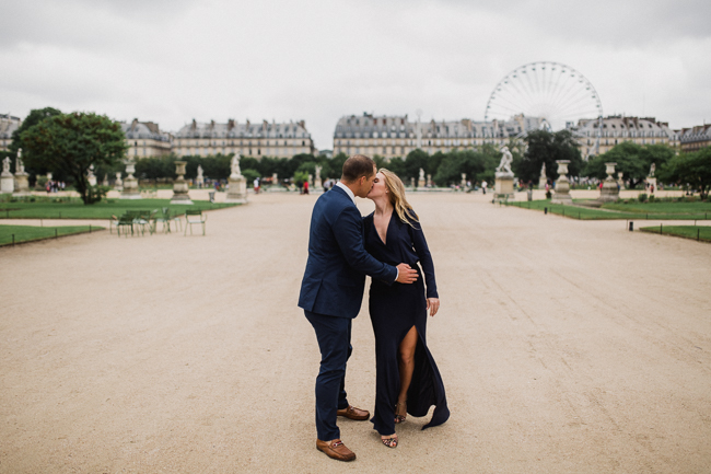 couple being photographed in Paris in Jardin des Tuileries