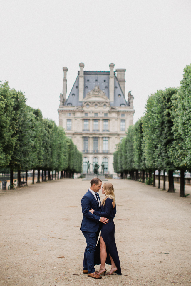 couple in the Tuilerie Garden in Paris