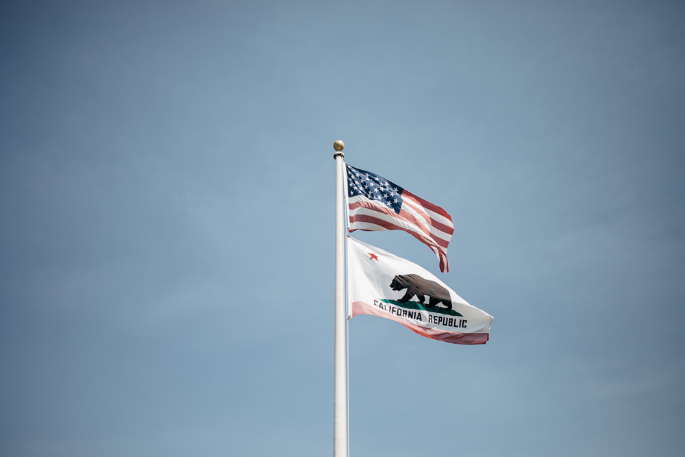 California and US flag before a wedding in California by Lifestories Wedding