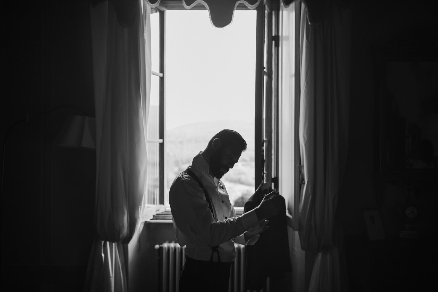 Groom getting ready at Borgo Stomennano during her wedding in Tuscany